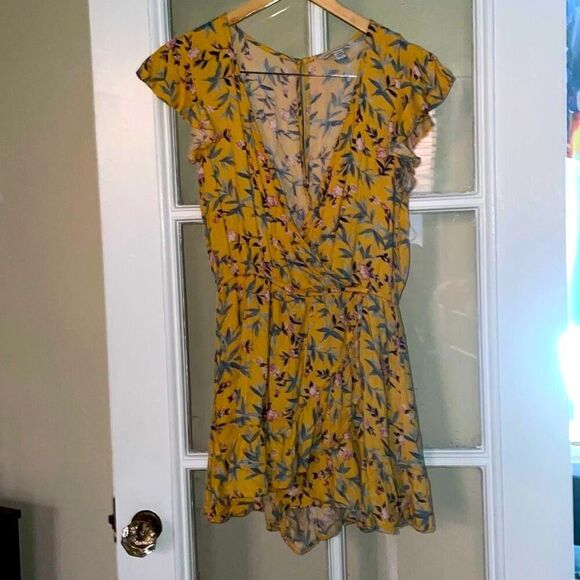 American Eagle yellow floral flutter sleeve tropical summer romper size medium - Picture 1 of 16